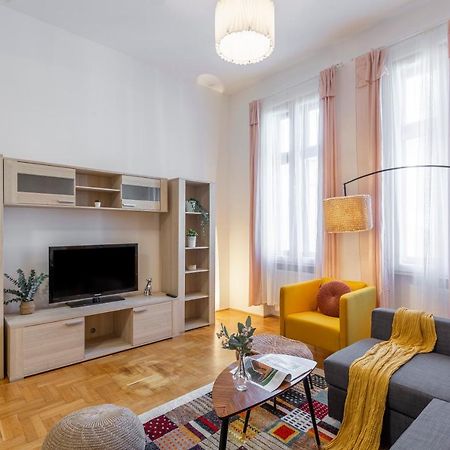 Cozy Home By Bella In The Heart Of Budapest Exterior photo